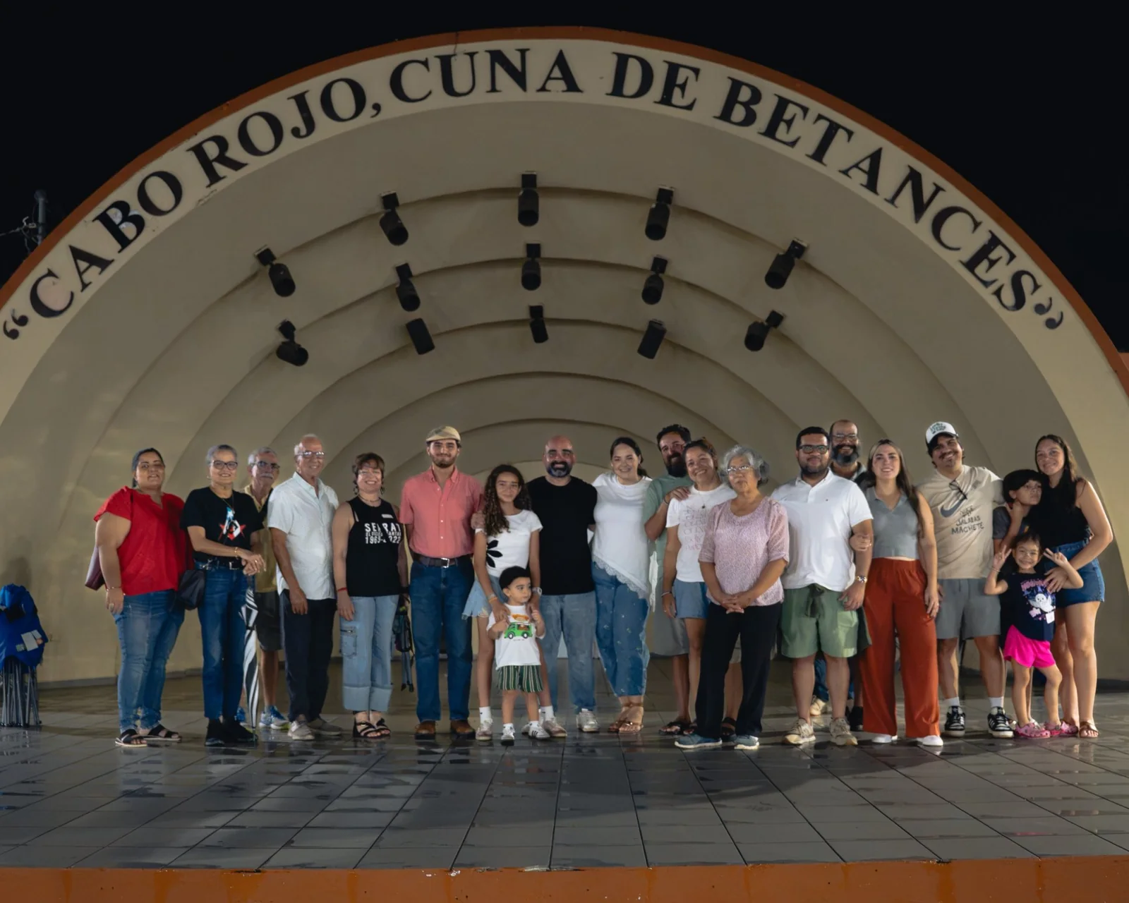Foto grupal del encuentro de Arriba los de Abajo en Cabo Rojo, frente a la tarima de la Plaza de Recreo Ramón Emeterio Betances.